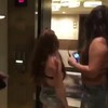 Meisjes doen gek in de lift
