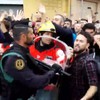Spaanse brandweermannen beschermen burgers tegen politie