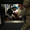 Sinterklaas en Pieten uit lift gered