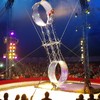 Circusspringer kopt stalen wiel