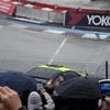 Valentino Rossi stapt weer eens in auto