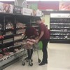 KFC medewerkers kopen kip in de supermarkt