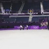 Kunstschaatsers spelen bobslee
