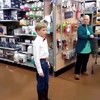 Kleine Jodeljongen in Walmart