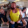 Eddie Hall in het vliegtuig