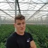 Luuk tussen de tomaten