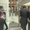 Rutte gooit zijn koffie op de grond