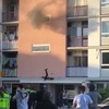 Agent springt uit brandende flat