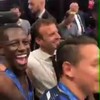 Macron doet dabben