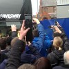Everton fans wachten spelersbus Man U op.