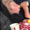 Mollig moppie nomt milkshake