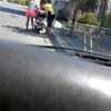 Blondje doet scooter aantrappen
