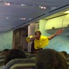 Stewardess schiet in de lach