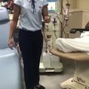 Verpleegsters dansen met patiënten