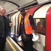 Metro omroep meneer in London Victoria