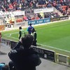 Leyton Orient fan doet mee met warming up