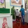 Priester sloopt kids