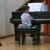 Kleuter speelt piano