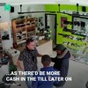 Er komt een belg de winkel binnen..