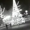 Volwassen tuig doet kerstboom slopen