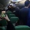 Hakbar wordt uit vliegtuig weggejorist
