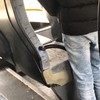 Verwarde man pist in bus