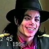 Video uit 1996 laat lachende Michael Jackson tijdens pedo-kruisverhoor