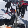 Boze reddingsmedewerker vloert skiër!