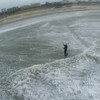 Kitesurfer en racedrone in windkracht 8