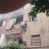 Egyptische Spiderman redt koters uit brand