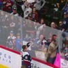 IJshockeyer denkt aan zijn kleine fans