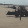 Rolstoelert van het strand af helpen
