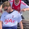 Ajax supporters treffen slapende fan