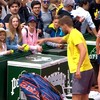 Dikkerd jat handdoek van kind op Roland Garros