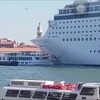 Cruiseschip klapt op toeristenboot en kade in Venetië