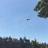 Parachutisten landen in Hofvijver