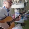 IC verpleegkundige speelt liedje