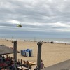 Traumahelikopter landt op strand Scheveningen