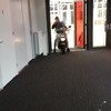 Met de scooter de school in