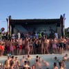 Crowdsurfen bij het zwembad