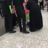 Burkamevrouw doet gratis winkelen