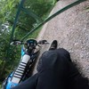 Als een motorrijder valt in het bos