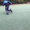 Handhaver voetbalt met buurtkoter
