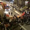 Demonstranten in Hong Kong helpen