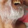 Opa met zelfreinigend gebit