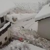 Sneeuw en puin door Italiaans dorp