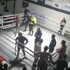 Scheidsrechter geeft kickboxer een tik