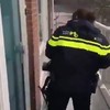 Politiemevrouw komt aankloppen