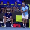 Tsitsipas raakt geen bal en mept z'n pa