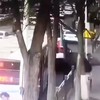Sinkhole vreet bus op in China